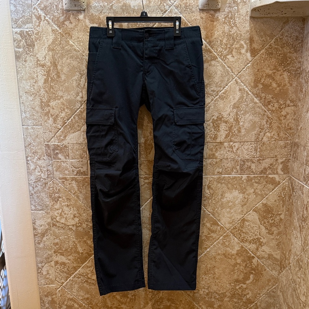 Under Armour women’s black Cargo Pants
